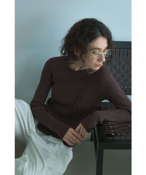 marjour（マージュール）の「SHOULDER CUTOUT RIB KNIT（ニット/セーター・レディース・ブラウン・M）」の10枚目の写真