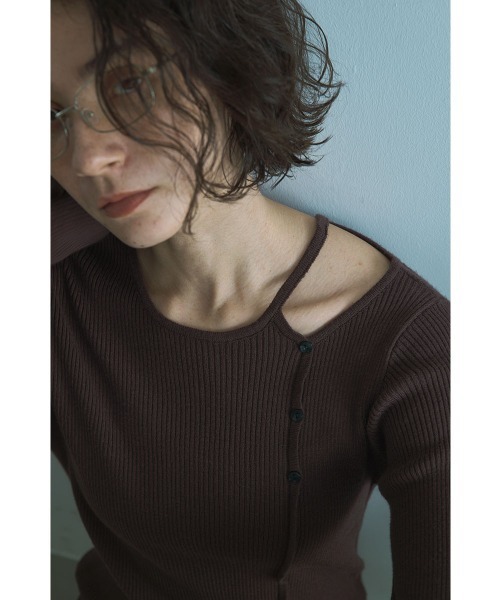 marjour（マージュール）の「SHOULDER CUTOUT RIB KNIT（ニット/セーター・レディース・ブラウン・M）」の11枚目の写真