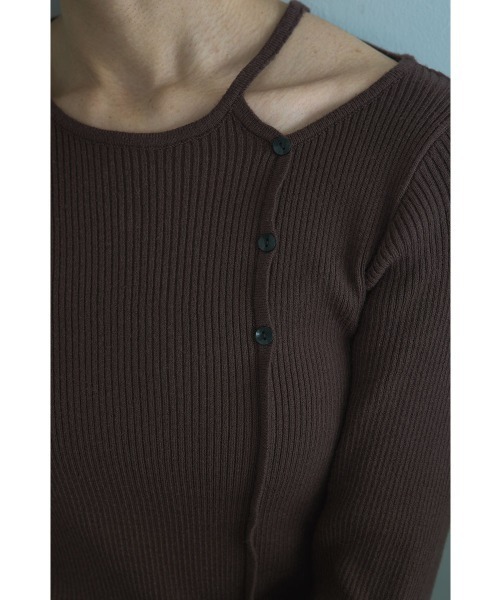 marjour（マージュール）の「SHOULDER CUTOUT RIB KNIT（ニット/セーター・レディース・ブラウン・M）」の12枚目の写真