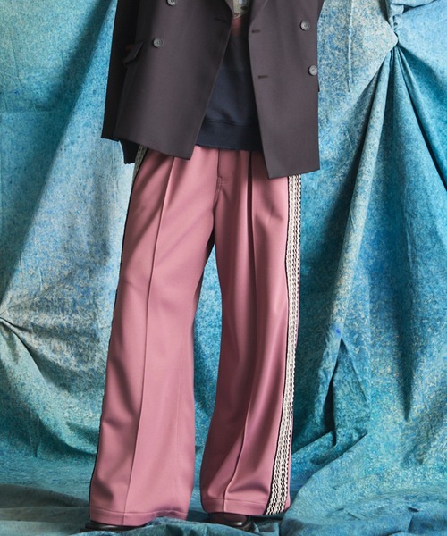 MAISON SPECIAL（メゾンスペシャル）の「《UNISEX》Bright Jersey Sideline One-tuck Prime-Wide Track Pants/ブライトジャージーサイドラインワンタックプライムワイドトラックパンツ【MAISON SPECIAL/メゾンスペシャル】（スウェットパンツ・メンズ・アイボリー/ブラック/グレイッシュベージュ/チャコールグレー/パープル/ピンク・0/1/2）」の6枚目の写真