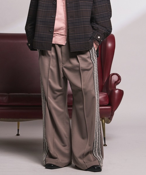 MAISON SPECIAL（メゾンスペシャル）の「《UNISEX》Bright Jersey Sideline One-tuck Prime-Wide Track Pants/ブライトジャージーサイドラインワンタックプライムワイドトラックパンツ【MAISON SPECIAL/メゾンスペシャル】（スウェットパンツ・メンズ・アイボリー/ブラック/グレイッシュベージュ/チャコールグレー/パープル/ピンク・0/1/2）」の4枚目の写真