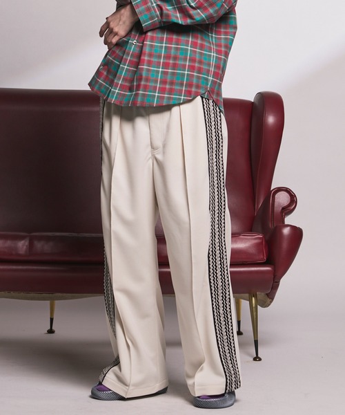 MAISON SPECIAL（メゾンスペシャル）の「《UNISEX》Bright Jersey Sideline One-tuck Prime-Wide Track Pants/ブライトジャージーサイドラインワンタックプライムワイドトラックパンツ【MAISON SPECIAL/メゾンスペシャル】（スウェットパンツ・メンズ・アイボリー/ブラック/グレイッシュベージュ/チャコールグレー/パープル/ピンク・0/1/2）」の2枚目の写真