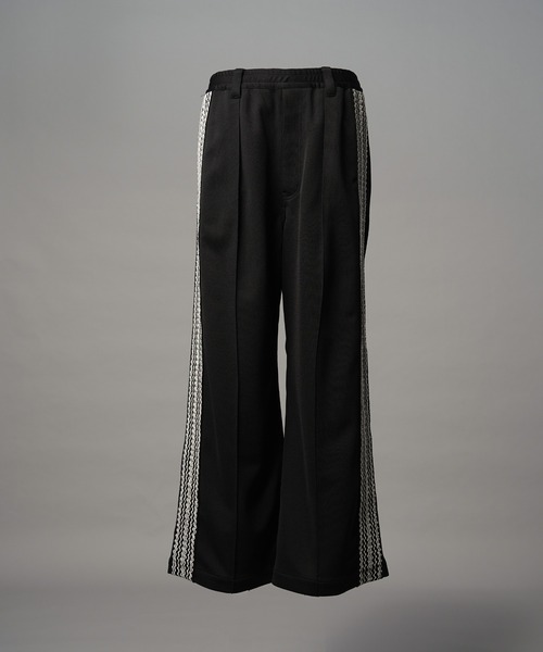 MAISON SPECIAL（メゾンスペシャル）の「《UNISEX》Bright Jersey Sideline One-tuck Prime-Wide Track Pants/ブライトジャージーサイドラインワンタックプライムワイドトラックパンツ【MAISON SPECIAL/メゾンスペシャル】（スウェットパンツ・メンズ・アイボリー/ブラック/グレイッシュベージュ/チャコールグレー/パープル/ピンク・0/1/2）」の3枚目の写真