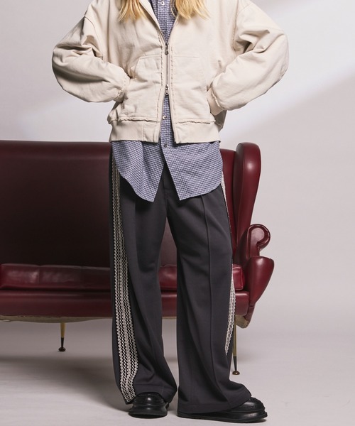 MAISON SPECIAL（メゾンスペシャル）の「《UNISEX》Bright Jersey Sideline One-tuck Prime-Wide Track Pants/ブライトジャージーサイドラインワンタックプライムワイドトラックパンツ【MAISON SPECIAL/メゾンスペシャル】（スウェットパンツ・メンズ・アイボリー/ブラック/グレイッシュベージュ/チャコールグレー/パープル/ピンク・0/1/2）」の21枚目の写真