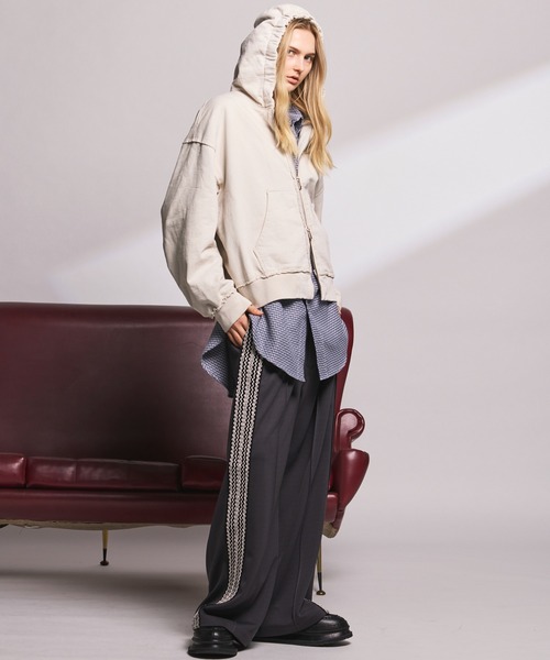 MAISON SPECIAL（メゾンスペシャル）の「《UNISEX》Bright Jersey Sideline One-tuck Prime-Wide Track Pants/ブライトジャージーサイドラインワンタックプライムワイドトラックパンツ【MAISON SPECIAL/メゾンスペシャル】（スウェットパンツ・メンズ・アイボリー/ブラック/グレイッシュベージュ/チャコールグレー/パープル/ピンク・0/1/2）」の8枚目の写真
