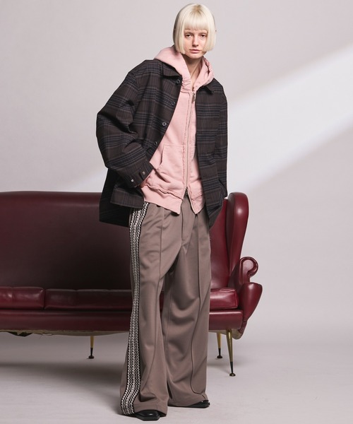 MAISON SPECIAL（メゾンスペシャル）の「《UNISEX》Bright Jersey Sideline One-tuck Prime-Wide Track Pants/ブライトジャージーサイドラインワンタックプライムワイドトラックパンツ【MAISON SPECIAL/メゾンスペシャル】（スウェットパンツ・メンズ・アイボリー/ブラック/グレイッシュベージュ/チャコールグレー/パープル/ピンク・0/1/2）」の15枚目の写真