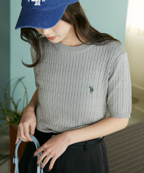 U.S. POLO ASSN.（ユーエスポロアッスン）の「U.S. POLO ASSN. × PUBLUX/ユーエスポロアッスン 別注 クルーネック ケーブルニット　限定展開（ニット/セーター・レディース・オフホワイト/チャコールグレー/グレー/ブラウン/ネイビー・ﾌﾘ-）」の4枚目の写真