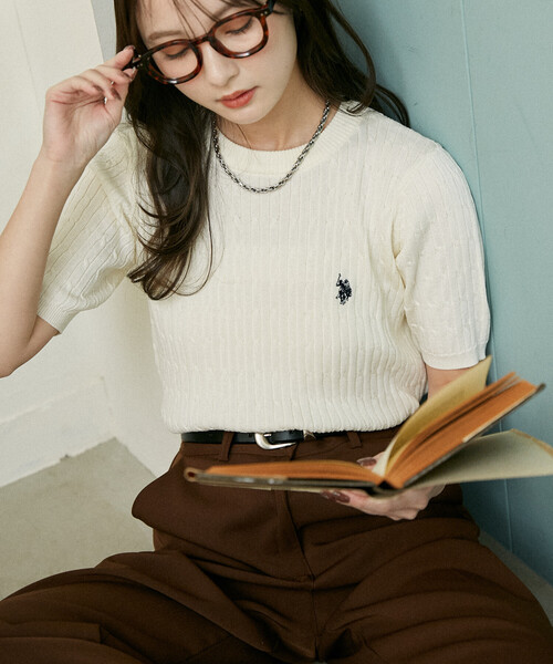 U.S. POLO ASSN.（ユーエスポロアッスン）の「U.S. POLO ASSN. × PUBLUX/ユーエスポロアッスン 別注 クルーネック ケーブルニット　限定展開（ニット/セーター・レディース・オフホワイト/チャコールグレー/グレー/ブラウン/ネイビー・ﾌﾘ-）」の2枚目の写真