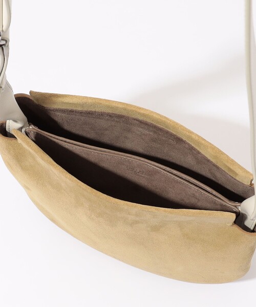 TOMORROWLAND (トゥモローランド)の「ADVENE THE SMALL DUET クロスボディバッグ(ショルダーバッグ・レディース・ライトベージュ・FREE)」の3枚目の写真