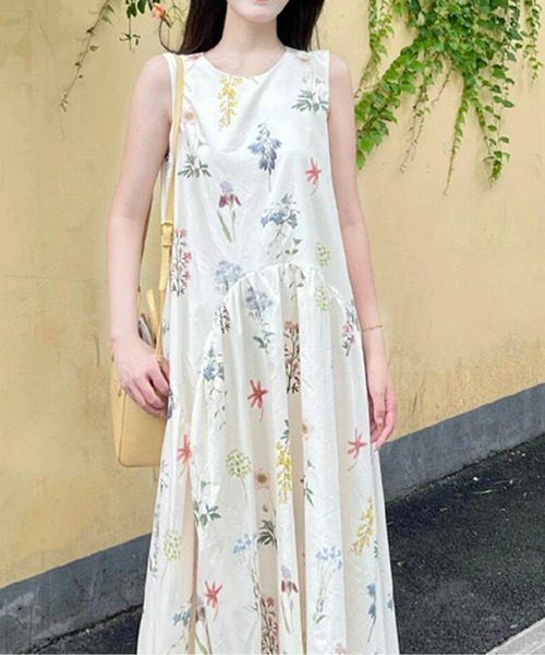 LUCPY(ラクピー)の「フラワープリント ノースリーブ フレアロングワンピース(ワンピース・レディース・ホワイト・LARGE/MEDIUM/SMALL/X-LARGE)」の1枚目の写真