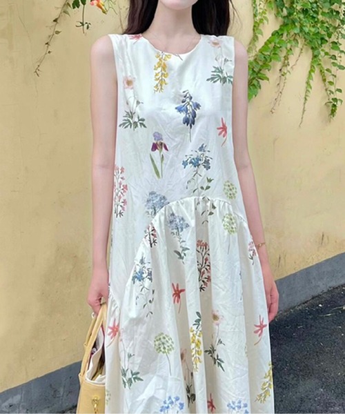 LUCPY(ラクピー)の「フラワープリント ノースリーブ フレアロングワンピース(ワンピース・レディース・ホワイト・LARGE/MEDIUM/SMALL/X-LARGE)」の2枚目の写真