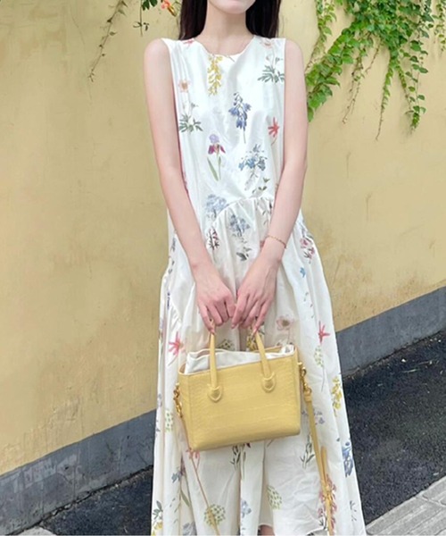 LUCPY(ラクピー)の「フラワープリント ノースリーブ フレアロングワンピース(ワンピース・レディース・ホワイト・LARGE/MEDIUM/SMALL/X-LARGE)」の4枚目の写真