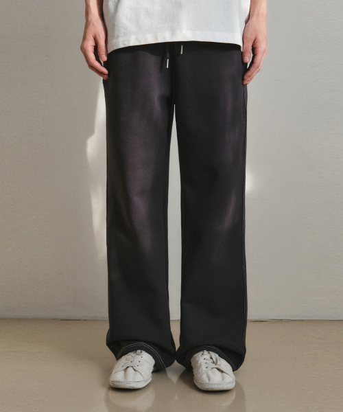 WEDNESDAY OASIS（ウェンズデーオアシス）の「ラインステッチワイドスウェットパンツ_CHARCOAL(W26PT04)（スウェットパンツ・メンズ・チャコール・MEDIUM/LARGE）」の3枚目の写真