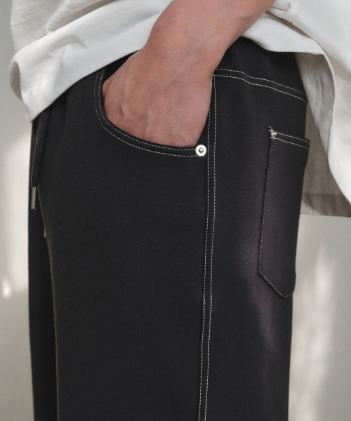 WEDNESDAY OASIS（ウェンズデーオアシス）の「ラインステッチワイドスウェットパンツ_CHARCOAL(W26PT04)（スウェットパンツ・メンズ・チャコール・MEDIUM/LARGE）」の4枚目の写真