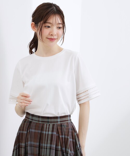 grove(グローブ)の「【二の腕カバー/UV】袖口透かし刺繍Tシャツ(Tシャツ/カットソー・レディース・ブラック/スモーキーグリーン系/レッド系/オフホワイト・02/03/01/04/05)」の5枚目の写真