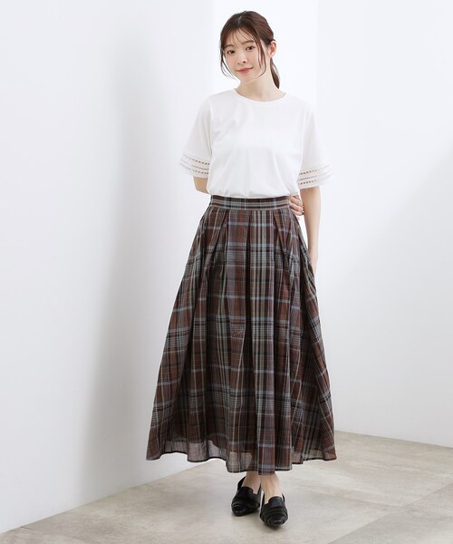 grove(グローブ)の「【二の腕カバー/UV】袖口透かし刺繍Tシャツ(Tシャツ/カットソー・レディース・ブラック/スモーキーグリーン系/レッド系/オフホワイト・02/03/01/04/05)」の6枚目の写真