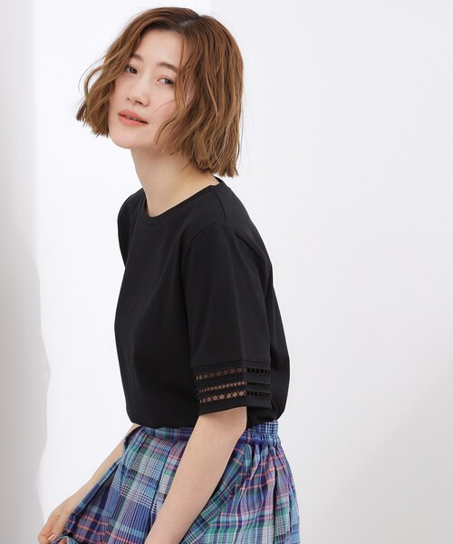 grove(グローブ)の「【二の腕カバー/UV】袖口透かし刺繍Tシャツ(Tシャツ/カットソー・レディース・ブラック/スモーキーグリーン系/レッド系/オフホワイト・02/03/01/04/05)」の10枚目の写真