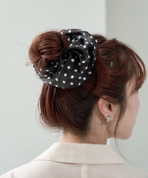 mystic(ミスティック)の「チャーム付きBIGドットシュシュ(シュシュ・レディース・オフホワイト/ブラック・ONE SIZE)」の2枚目の写真