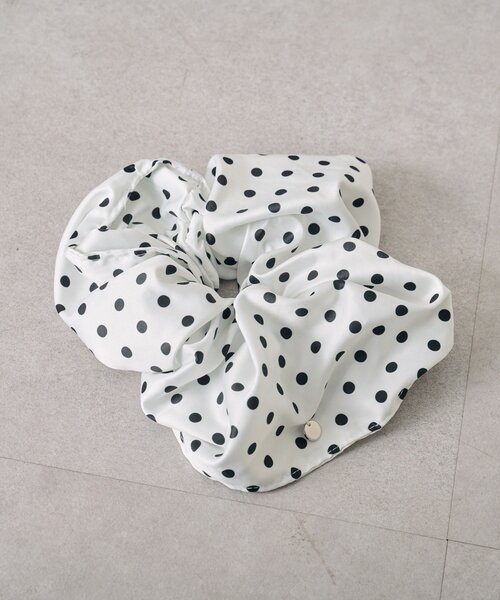 mystic(ミスティック)の「チャーム付きBIGドットシュシュ(シュシュ・レディース・オフホワイト/ブラック・ONE SIZE)」の3枚目の写真