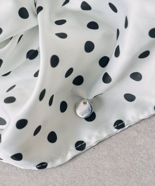 mystic(ミスティック)の「チャーム付きBIGドットシュシュ(シュシュ・レディース・オフホワイト/ブラック・ONE SIZE)」の4枚目の写真