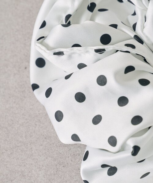 mystic(ミスティック)の「チャーム付きBIGドットシュシュ(シュシュ・レディース・オフホワイト/ブラック・ONE SIZE)」の5枚目の写真