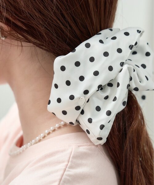 mystic(ミスティック)の「チャーム付きBIGドットシュシュ(シュシュ・レディース・オフホワイト/ブラック・ONE SIZE)」の6枚目の写真