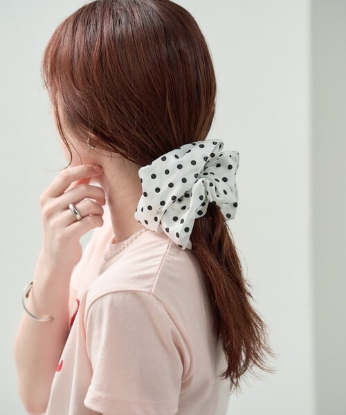 mystic(ミスティック)の「チャーム付きBIGドットシュシュ(シュシュ・レディース・オフホワイト/ブラック・ONE SIZE)」の7枚目の写真