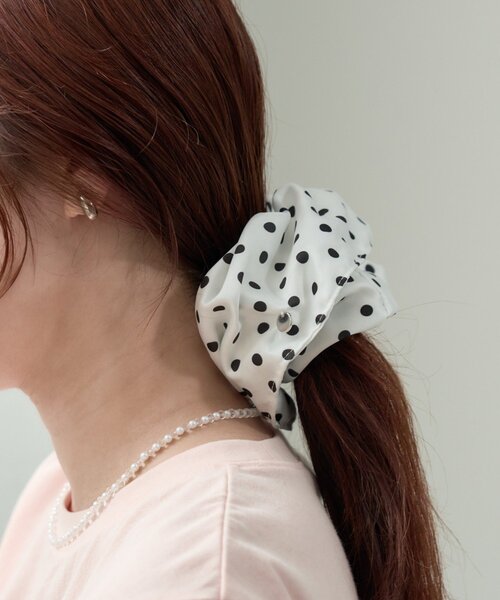 mystic(ミスティック)の「チャーム付きBIGドットシュシュ(シュシュ・レディース・オフホワイト/ブラック・ONE SIZE)」の8枚目の写真