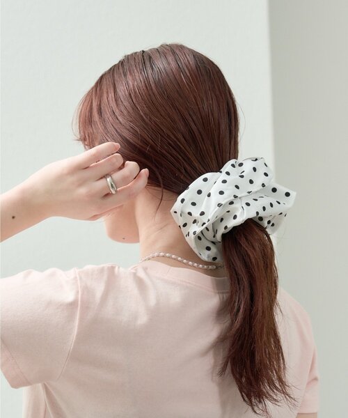 mystic(ミスティック)の「チャーム付きBIGドットシュシュ(シュシュ・レディース・オフホワイト/ブラック・ONE SIZE)」の10枚目の写真