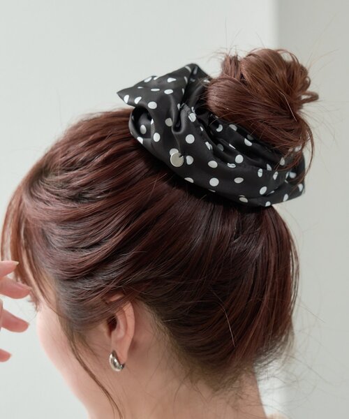 mystic(ミスティック)の「チャーム付きBIGドットシュシュ(シュシュ・レディース・オフホワイト/ブラック・ONE SIZE)」の11枚目の写真