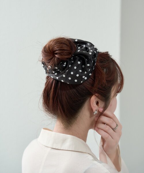 mystic(ミスティック)の「チャーム付きBIGドットシュシュ(シュシュ・レディース・オフホワイト/ブラック・ONE SIZE)」の13枚目の写真