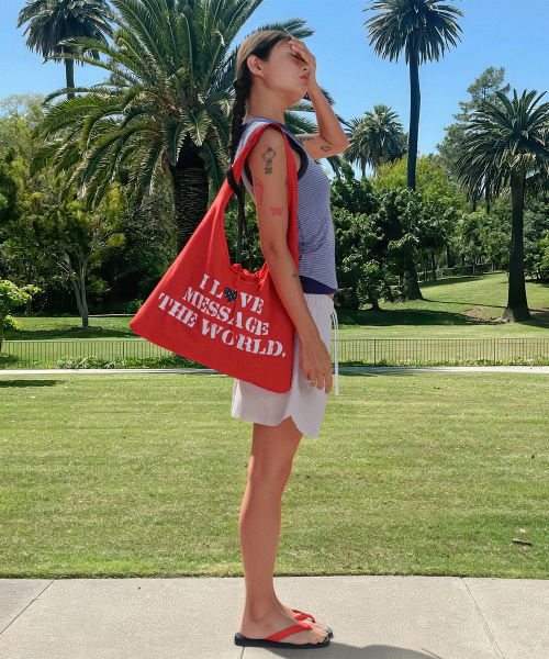 AMESWORLDWIDE（アメスワールドワイド）の「LETTERING CASUAL HOBO BAG RED（ショルダーバッグ・レディース・その他・FREE）」の2枚目の写真