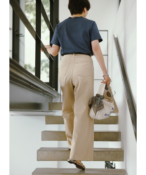 green label relaxing(グリーンレーベルリラクシング)の「<スタイリスト兵藤千尋さんコラボ>ワイド ライト デニム 接触冷感(デニムパンツ・レディース・コバルトブルー/ベージュ/オフホワイト・TALL/40/38/36/34/SHORT)」の15枚目の写真