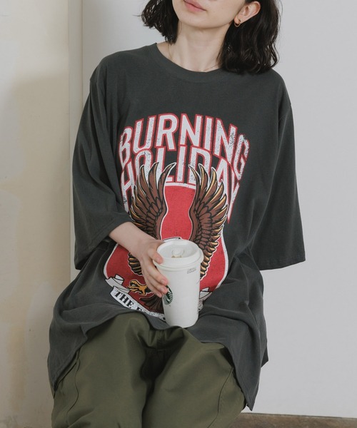 Chick(チック)の「Printed Crew-Neck Oversized T-Shirt / プリントデザイン クルーネックビッグTシャツ 2026年 夏 夏服(Tシャツ/カットソー・レディース・チャコールグレー/ベージュ/グリーン・FREE)」の2枚目の写真