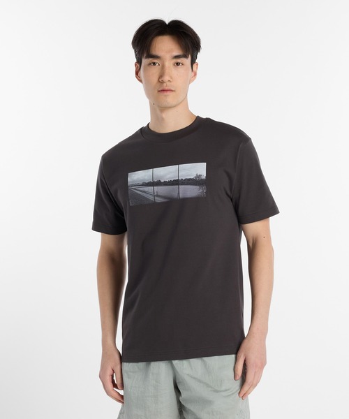 NEW BALANCE(ニューバランス)の「大谷翔平シグネチャーフォト半袖Tシャツ3(Tシャツ/カットソー・メンズ・スミクロ・SMALL/MEDIUM/LARGE/X-LARGE/XX-LARGE/XXX-LARGE)」の1枚目の写真
