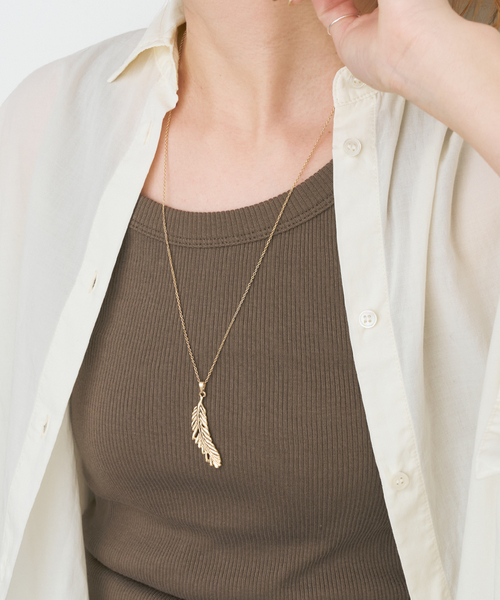 Spick & Span(スピックアンドスパン)の「gren by M / グリンバイエム 別注フェザートップネックレス*(ネックレス・レディース・ゴールド・FREE)」の1枚目の写真