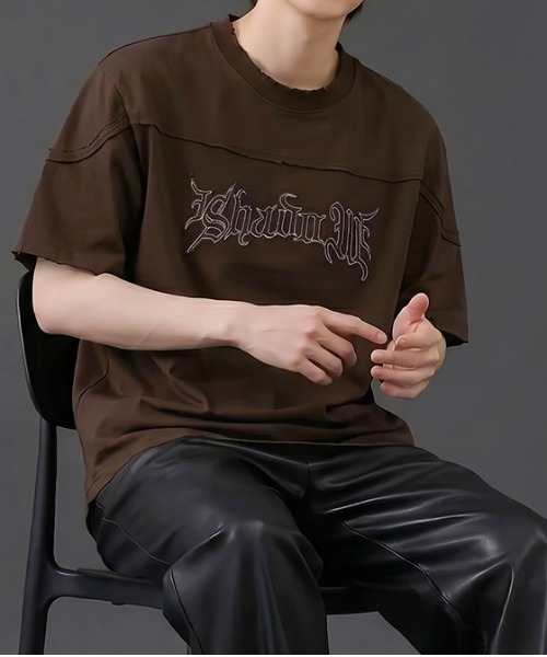 revertical(リバーティカル)の「刺繍ロゴTシャツ/立体ロゴデザイン 半袖カットソー(Tシャツ/カットソー・メンズ・ブラウン/ホワイト/ブラック・LARGE/MEDIUM)」の3枚目の写真