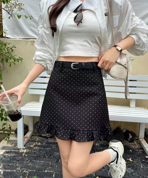 Chiina(チーナ)の「Chiina / ドット柄裾フリルミニスカート(スカート・レディース・ライトブラウン/ブラック・MEDIUM/SMALL)」の2枚目の写真