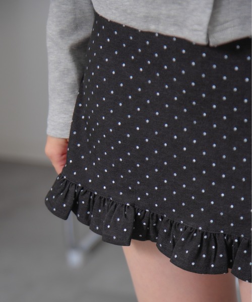 Chiina(チーナ)の「Chiina / ドット柄裾フリルミニスカート(スカート・レディース・ライトブラウン/ブラック・MEDIUM/SMALL)」の6枚目の写真