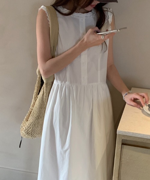 AMAJI(アマジ)の「フリル切替 リボン付き ノースリーブ ワンピース(ワンピース・レディース・ホワイト/ライトブルー・FREE)」の3枚目の写真