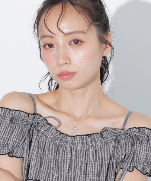 JILL by JILL STUART(ジルバイジルスチュアート)の「【再入荷】Cubic 大粒クローバーネックレス(ネックレス・レディース・ブルー/シルバー・FREE)」の3枚目の写真