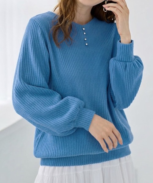 alotta(アロッタ)の「ふんわりリブニットソー金ボタントップス(Tシャツ/カットソー・レディース・ブラック/ブルー/チャコール/ボルドー・M/L/LL)」の3枚目の写真
