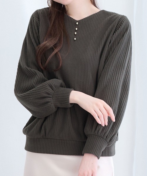 alotta(アロッタ)の「ふんわりリブニットソー金ボタントップス(Tシャツ/カットソー・レディース・ブラック/ブルー/チャコール/ボルドー・M/L/LL)」の2枚目の写真