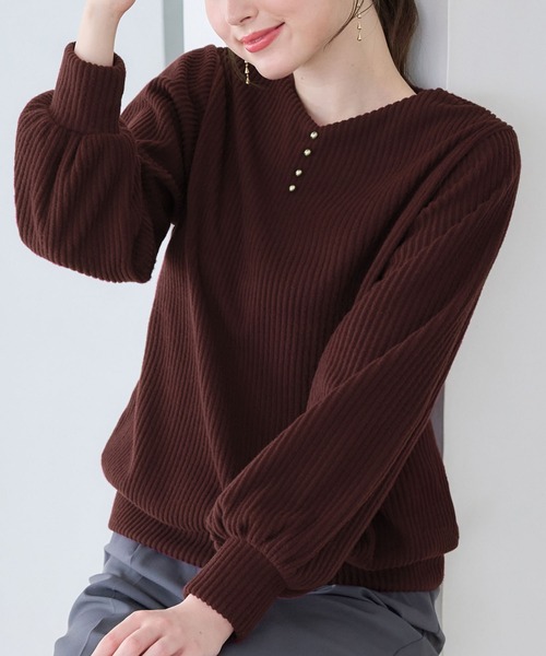 alotta(アロッタ)の「ふんわりリブニットソー金ボタントップス(Tシャツ/カットソー・レディース・ブラック/ブルー/チャコール/ボルドー・M/L/LL)」の4枚目の写真