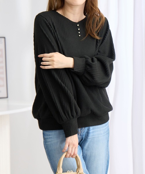 alotta(アロッタ)の「ふんわりリブニットソー金ボタントップス(Tシャツ/カットソー・レディース・ブラック/ブルー/チャコール/ボルドー・M/L/LL)」の8枚目の写真
