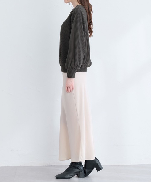 alotta(アロッタ)の「ふんわりリブニットソー金ボタントップス(Tシャツ/カットソー・レディース・ブラック/ブルー/チャコール/ボルドー・M/L/LL)」の17枚目の写真