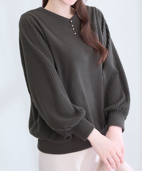 alotta(アロッタ)の「ふんわりリブニットソー金ボタントップス(Tシャツ/カットソー・レディース・ブラック/ブルー/チャコール/ボルドー・M/L/LL)」の13枚目の写真