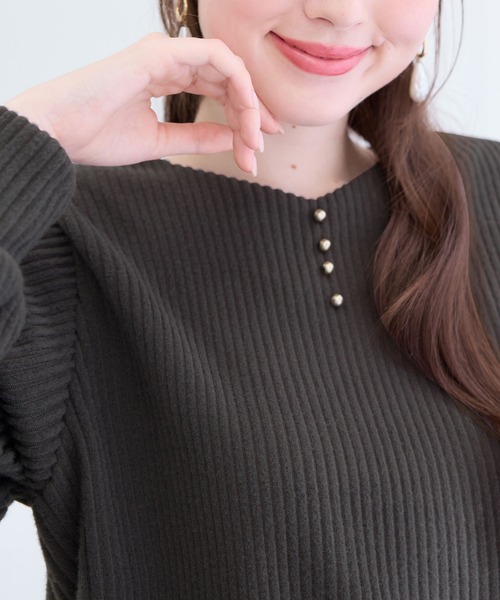 alotta(アロッタ)の「ふんわりリブニットソー金ボタントップス(Tシャツ/カットソー・レディース・ブラック/ブルー/チャコール/ボルドー・M/L/LL)」の15枚目の写真