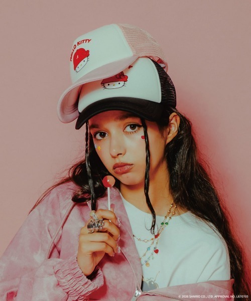 KANGOL(カンゴール)の「KANGOL HELLO KITTY TRUCKER MESH CAP / カンゴール(キャップ・レディース・ブラック/ピンク・LARGE/MEDIUM)」の2枚目の写真