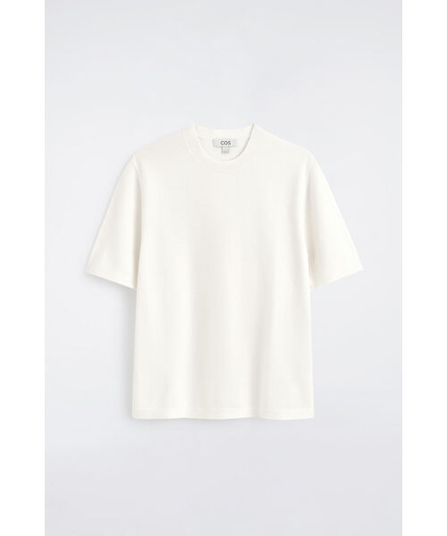 COS（コス）の「コットンニットTシャツ（Tシャツ/カットソー・メンズ・オフホワイト・XS/S/M/L/XL）」の6枚目の写真